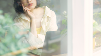 カフェで学習する女性の様子